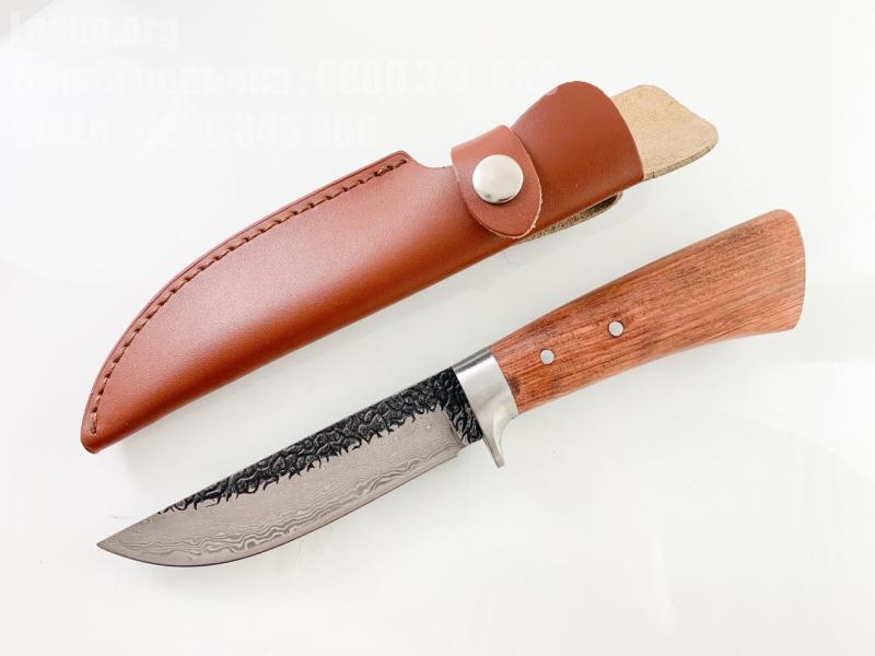Ловен нож ръчно кован със шарка имитираща дамаската стомана с дръжка от махагон