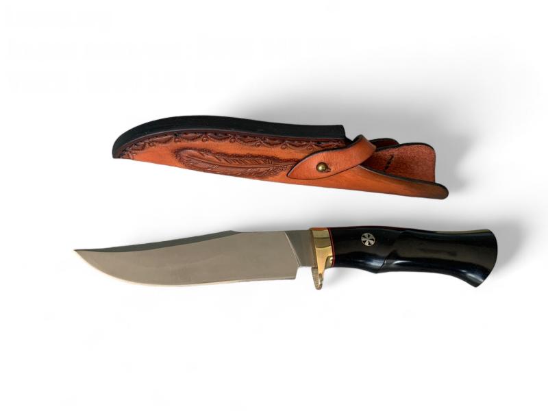 Мощен нож от D2 стомана с инкрустирана ръкохватка и кожена кания
