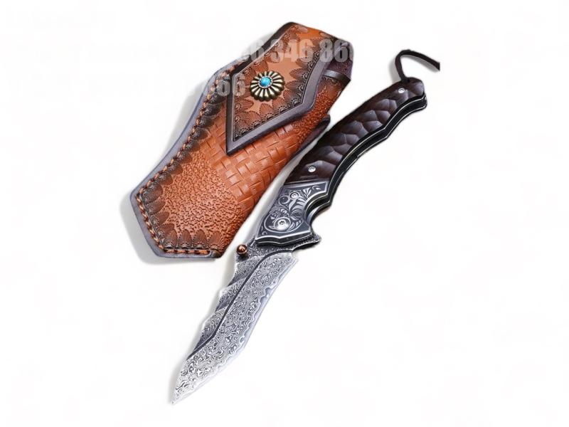 Дамаскин нож с инкрустирана дръжка и ръчно изработен кожен калъф
