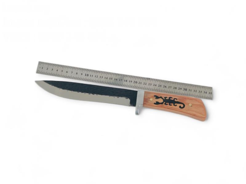 Ловен нож с инкрустиран скорпион в дръжката, идеален за всеки ловец или приключенец