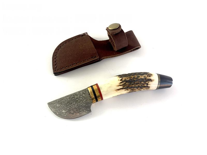 Ръчно изработено малко ловно ножче от японска дамаска стомана и дръжка еленов рог