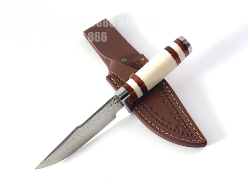 Ловен нож от дамаска стомана с дръжка от цветен и Бял Кориан - слонова кост