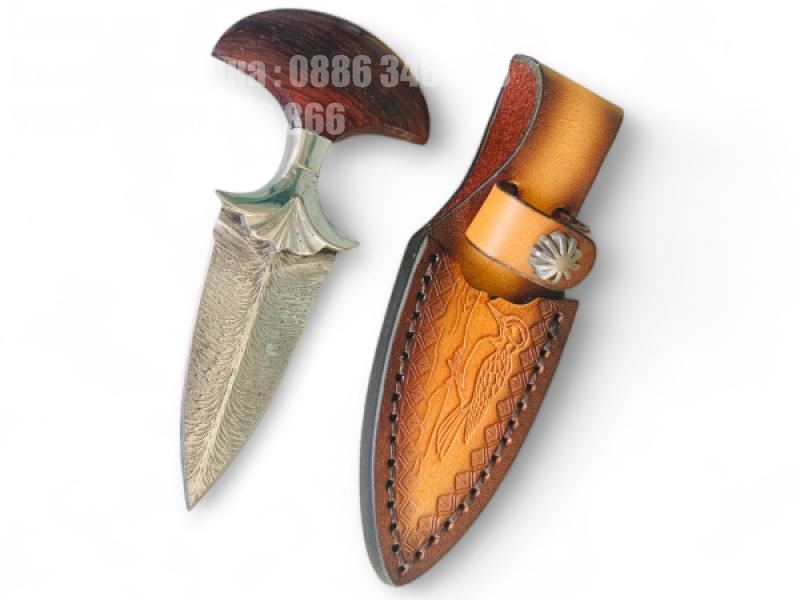 Тактически нож с острие от Дамаска стомана и дръжка от червено сандалово дърво