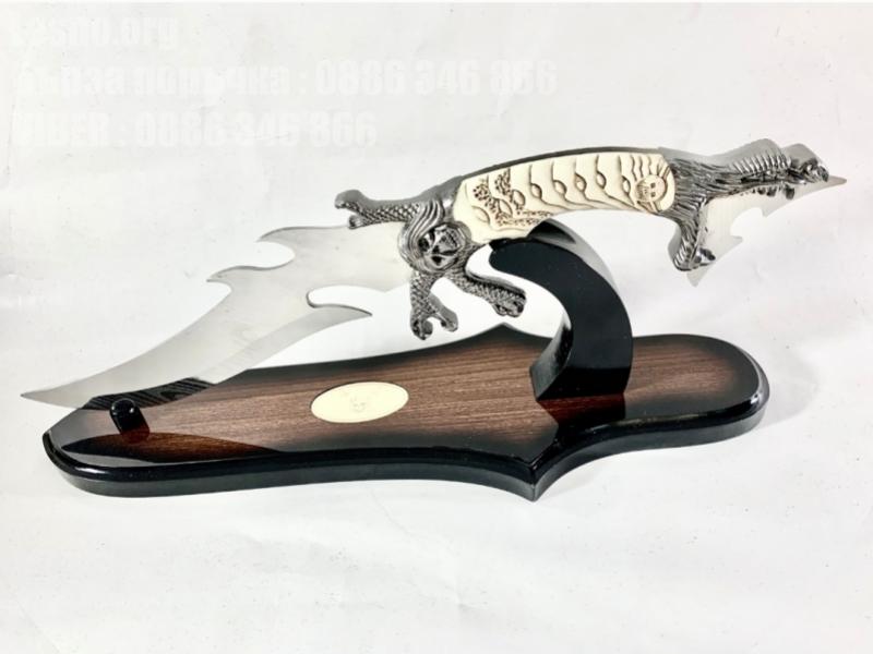Сувенирен ловен нож  Дракон с красива дървена поставка 