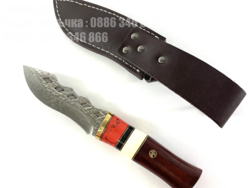 Ловен нож от дамаска стомана с дръжка от сандалово дърво и цветен Кориан 