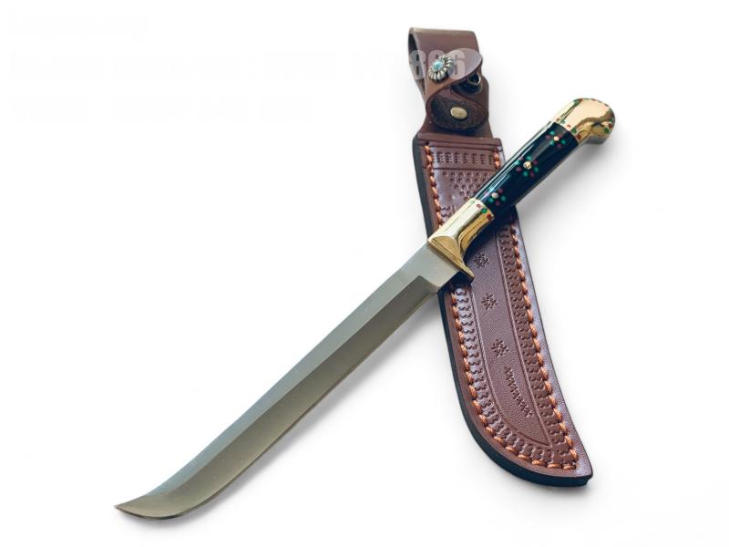 Изискан нож от D2 стомана с инкрустирана ръкохватка и кожена кания