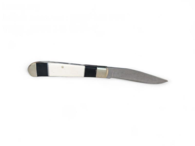 Сгъваем нож с бял кориан и висококачествена стомана
