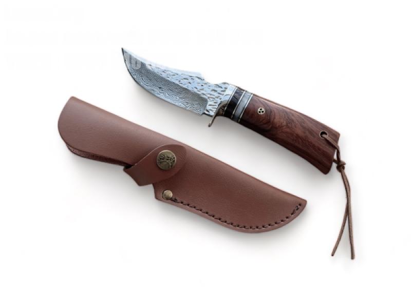 Ловен нож с ориенталско рязане и дамаска стомана в кожен калъф