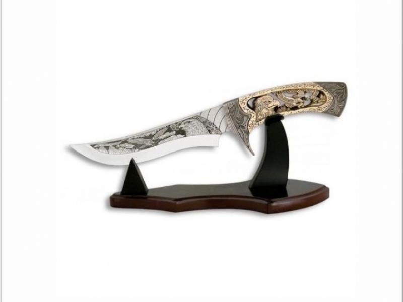 Колекционерски ловен  нож уникален със своето  гравирано с орел острие